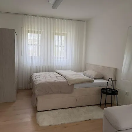 Fully Furnished 泽尔布